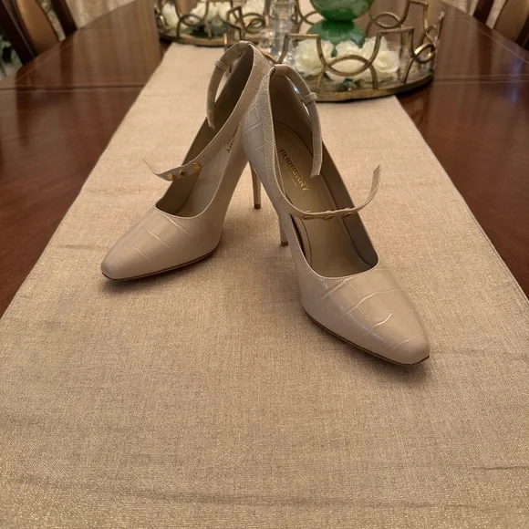 Burberry Beige Croc-Embossed Leather Ankle Strap Heels Size 40/ 9US - Picture 12 of 13